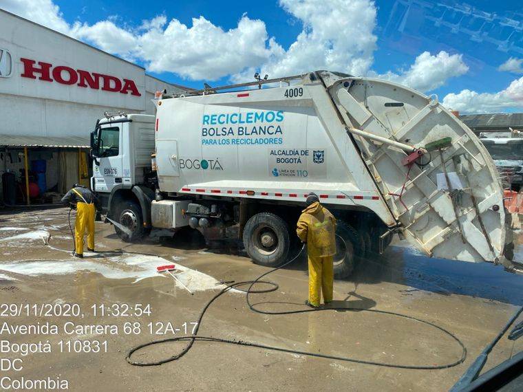 Lavado de camión recolector de Bogotá Limpia