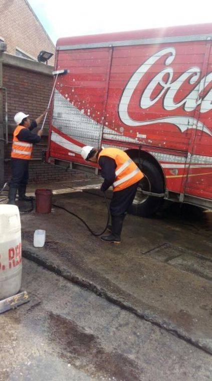Lavado de camión de Coca-Cola operado por Solística