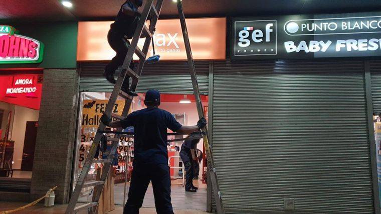 Limpieza en tienda de Grupo Crystal