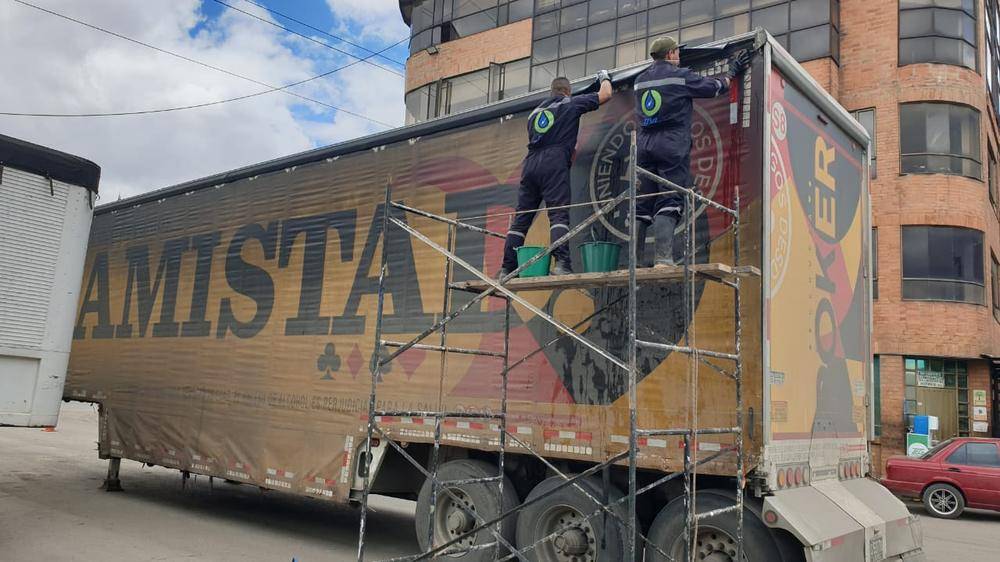 Lavado de carpa desde andamio