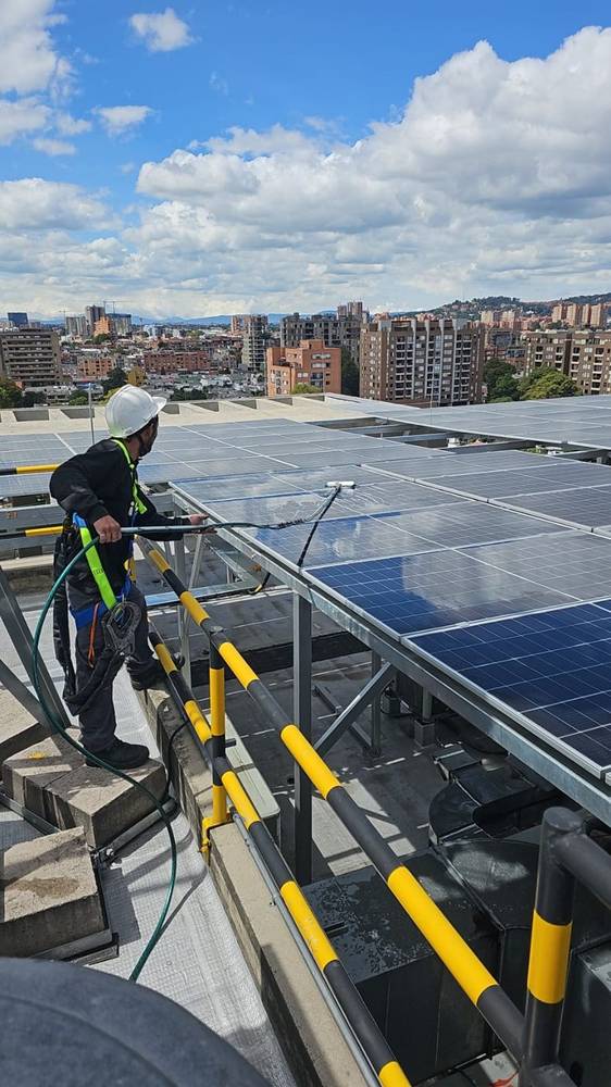 Paneles solares con línea de vida